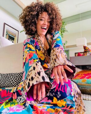 Marcy Harriell Instagram - taking advantage of my self-tape beat to snap a couple sewing selfies 💅🏽 this is how I’ll be hanging ALL WEEKEND (sans face paint)

robe designed by me, with leopard print jacquard   silk charmeuse from the beautiful people @chicfabric and floral poly fantasy from my beloved janky sto!

#instasew #floraldesign #animalprint #sewistsofinstagram #curlyhair #dopaminedressing #imadethis