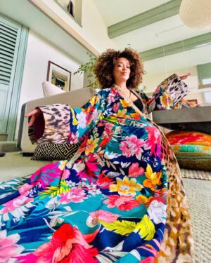 Marcy Harriell Instagram - taking advantage of my self-tape beat to snap a couple sewing selfies 💅🏽 this is how I’ll be hanging ALL WEEKEND (sans face paint)

robe designed by me, with leopard print jacquard   silk charmeuse from the beautiful people @chicfabric and floral poly fantasy from my beloved janky sto!

#instasew #floraldesign #animalprint #sewistsofinstagram #curlyhair #dopaminedressing #imadethis
