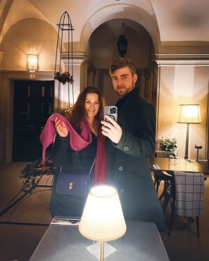 Marek Lambora Instagram - Uložím si tady vzpomínku na večer, kterej mi dokázal, že i manažerky můžou mít den blbec, a tak jsme na 2 akce jeli na 4 různý místa🙌🏻😅

{na tomhle místě jsme ten večer taky neměli bejt🤷🏼‍♂️😂}

#poznejprahuvtaxiku
#manazerkaroku
