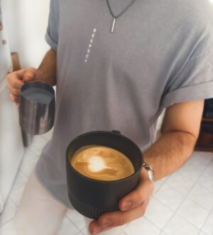 Marek Lambora Instagram - Víš co?
Já si tu ten první “LATTE ART” uložím, abych se mohl zpětně smát, až budu do pěny kreslit labutě, co za úplňku recitujou verše😏

#latteart