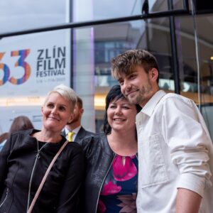 Marek Lambora Instagram - ZLÍN FILM FESTIVAL

Během třiceti hodin na festivalu jsme toho stihli dost! 
Od autogramiády, přes pokřtění tapíra, rozhovory, nespočet společných fotek, večeři s dobrovolníky, až po červený koberec(který byl nakonec “bílý”, páč venku lilo jak z konve😅)! 
Díky všem, že jste mi ty skorodva dny vyplnili do poslední minuty a obzvlášť festivalu za PERFEKTNÍ a MILOU péči!👌🏻

@zlinfilmfestival
