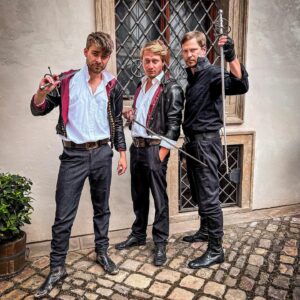 Marek Lambora Instagram - “PEAKY BLINDERS z wishe” si už brousej kordy ve Valdštejnský zahradě!🤓

#romeo&julie
#theater