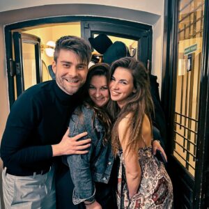 Marek Lambora Instagram - Kolegové a #mamaforactors jako podpora na premiéře! 
Na našem divadelním souboru se mi líbí, jak za sebou na premierách stojíme! A naše “principálka” ze stáje je všude s náma!🙌🏻

Díky parto za FUENTE OVEJUNU👌🏻
(a vy si na to určitě zajděte😏)

#mnazerkaroku