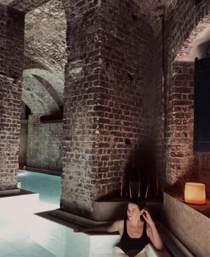 Margaret Clunie Instagram - Last night bobbing around @aireancientbaths_uk ✨