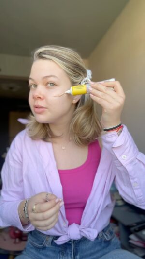 Margarita Stoykova Instagram - През по-голяма част от тийнейджърските ми години имах голям проблем с кожата и една от грешките
 ми беше, че не използвах слънцезащита. От както го правя, кожата ми е чиста и блестяща, а причината е новият Garnier Daily UV Fluid със слънцеюащитен фактор 50 , който защитава, подхранва и прави кожата ми неустоимо блестяща! ✨ 

  

Пробвахте ли го вече?💁🏼‍

@garnier_bg #garnierskincare #garnierbulgaria #garniervitaminc 
 #vitamincuvfluid #spf #partnershio