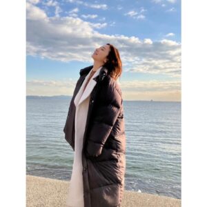 Mari Iriki Instagram - クランクアップの日は
合成みたいな綺麗な空でした。

ドラマ『蜜と毒』
昨日のオンエアで無事に全10話放送。
ありがとうございました。

初めての主演ドラマ
素敵なキャスト・スタッフの皆様のおかげで
一生記憶に残る
良い経験をさせて頂きました。
柏屋コッコ先生の原作の力をお借りして
濃い内容で、濃い日々でした☺️
たくさんの挑戦もさせてもらいました。

感謝…マチコありがとう。

これからも
愛情を注げる役に出会えますように
精進していきます。

と、お別れの気持ちで溢れる今ですが
お知らせがあり
BSテレ東で放送してきました ドラマ『蜜と毒』
4月9日からは
地上波 テレビ東京にて
毎週火曜27時25分〜
放送されることになりました👏

地上波 ありがとうございます

☺️
thank you
@addict_bs7ch 
@s_shiraishikun 
@reiya_masaki 
@rinka_ootani 
@itakuratakeshi
