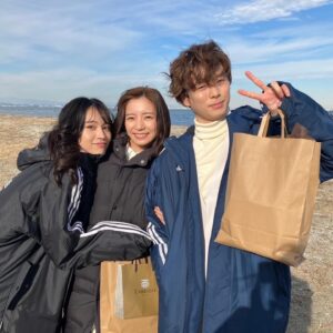 Mari Iriki Instagram - クランクアップの日は
合成みたいな綺麗な空でした。

ドラマ『蜜と毒』
昨日のオンエアで無事に全10話放送。
ありがとうございました。

初めての主演ドラマ
素敵なキャスト・スタッフの皆様のおかげで
一生記憶に残る
良い経験をさせて頂きました。
柏屋コッコ先生の原作の力をお借りして
濃い内容で、濃い日々でした☺️
たくさんの挑戦もさせてもらいました。

感謝…マチコありがとう。

これからも
愛情を注げる役に出会えますように
精進していきます。

と、お別れの気持ちで溢れる今ですが
お知らせがあり
BSテレ東で放送してきました ドラマ『蜜と毒』
4月9日からは
地上波 テレビ東京にて
毎週火曜27時25分〜
放送されることになりました👏

地上波 ありがとうございます

☺️
thank you
@addict_bs7ch 
@s_shiraishikun 
@reiya_masaki 
@rinka_ootani 
@itakuratakeshi