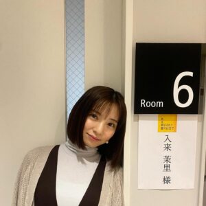 Mari Iriki Instagram - 昨日、無事に
千秋楽を迎えることが出来ました。

今回の舞台は
東野圭吾さん原作の
『ある閉ざされた雪の山荘で』

ミステリーならではのピリッとした空気感
私が演じた麻倉雅美は 事件の犯人という重役
彼女が抱えた挫折と決意
長台詞のプレッシャー

ラストシーンの登場は
毎回、ソワソワしながら
舞台袖でスタンバイしていました。
正直、過去を振り返っても ここまでの緊張は珍しかったです。
まだまだだなぁと思いつつ家族に話すと
父からは『緊張がうらやましい』と意外な言葉を貰いました。

うーん、、、
挑戦をしているからこその緊張なんだなぁ…
なら、これでいいかもと思えた一言。

私にとってはそれが『お芝居』の世界で
挑戦し続けることの大切さを実感した日々でもありました。

素敵なカンパニーの皆様、満員のお客様と千秋楽を迎えられた。
幸せな景色をありがとうございました。
応援 ありがとうございました。

一旦 休憩して
また頑張っていきたいと思います。

#舞台 #ある閉ざされた雪の山荘で #閉ざステ #東野圭吾 #室龍太 #大野いと #加藤良輔 #本西彩希帆 #入来茉里 #綾凰華 #小南光司 #今江大地 #山寺宏一