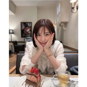Mari Iriki Instagram - Happy Valentine🍫な今日は
ラジオ収録へ
その後マネージャーさんとお茶をして
色々話していたら
夜20:00〜21:00
インスタライブしよう〜となり
急ですが
皆様 お時間あればぜひに

ストーリーで
質問を募集しているので
投稿してね

私服 tops
@akte_official 

#akte #アクテ #Valentine #cafe #tea