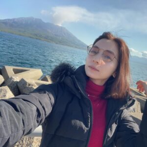 Mari Iriki Instagram - 元旦の朝
鹿児島のシンボル
穏やかな錦江湾と雄大な桜島に癒され⛰️
もう東京に戻って来ました
海がキラキラしてた

年末年始でしっかり休めたので
私は私に出来ることを
舞台の初日に向けて頑張ります！

#鹿児島 #錦江湾 #桜島
#kagoshima #kinkowan #sakurajima #sea