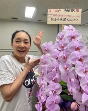 Mari Nishio Instagram - 「楽園」無事に初日開けました‼️
ご来場頂きありがとうございました‼️
ここから一気に駆け抜けます‼️
そして5類になってからの初お花🌸
@kojiro_sawai さん❤️ありがとうございました♪素敵なメッセージも‼️しっかり頑張ります‼️
@nntt_engeki 
@kojiro_sawai 
#楽園
