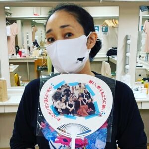 Mari Nishio Instagram - ㊗️
ザ・ウェルキン初日‼️
大原櫻子ちゃんからの団扇‼️
吉田羊さんからのマスク‼️
Woman powerを浴びにきて下さい‼️
@siscompany_stage 
#ザ・ウェルキン
#文化村シアターコクーン