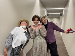 Mari Nishio Instagram - 本日はパパはニュースキャスターのイベントがありました。コロナ禍なのに、お集まりくださった方々、遠方から駆けつけて下さった方ありがとうございました。プロデューサーから初めて聞くお話も沢山あって、とっても楽しかったです。正和さんをこのメンバーでしのぶ事もでしました。本当に本当に色褪せない面白いホームコメディだなぁと、改めて思いました。こうやって元気で集うことができて感謝しかありません。また、明日からがんばろって思えました。テレビが、エンタメが、もっともっと面白くなる様に自分には何ができるのか、出逢いを大切にして、目の前の事一つ一つ丁寧やっていきます‼️