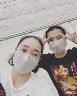 Mari Nishio Instagram - おおおおお！懐かしい！そんな昔でもないですが😅
「泣くな研修医」以来の再会でーす♪
キャストの中でも、Youngの中のYoung❣️違う関係性での再会は楽しいです🦆
#恒松祐里 ちゃん
#ザ・ウェルキン
@siscompany_stage