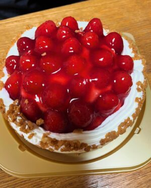 Mari Nishio Instagram - 3月9日は次男の生まれた日。そして3月11日は震災の日です。13歳で、13年目。東北の同志に献杯。そして、今も石川県能登地方の皆さんの復興が続いています。1日も早く被災された方々が安心して暮らす事が出来ますように。写真はお誕生日ケーキ。