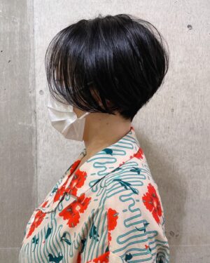 Mari Nishio Instagram - @vogua_hair さんで阿波連さんにスッキリさせていただきました。今回はマンドリン弾いてる謎のショットです。
@vogua_hair 
@voguaboss 
#ふざけた美容師
#ふざけたお客
#ビフォーの人捕まっちゃったの？
#スッキリ感半端ない