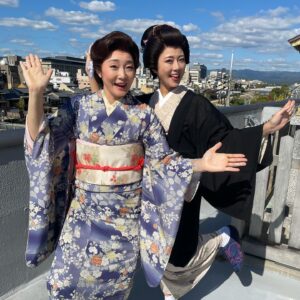 Mari Nishio Instagram - 京都南座公演女の一生、無事に千秋楽を迎えることが出来ました‼️ご来場下さったすべてのお客様に感謝いたします。私達を支えて下った南座のスタッフの方々にも感謝しかありません✨次は博多座です‼️チーム女の一生を博多の皆さん待っててください‼️
@miho_ohwada 
#大和田美帆ちゃん
#ふみちゃん
#総子姉さん
#女の一生
#南座公演千秋楽