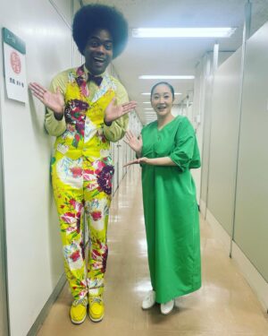 Mari Nishio Instagram - いつも、NICEな副島くんのコーディネート❤️❤️❤️❤️❤️❤️❤️❤️
あー楽しかった朝イチ！包丁🔪しっかり15回やります‼️
@soejimajun 
#ＮＨＫ朝イチ 
ワンピース
@_vacancy_official