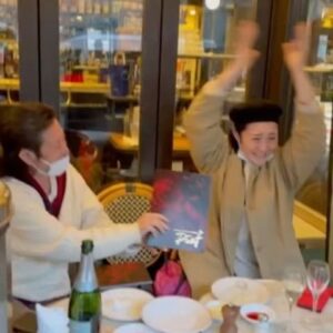 Mari Nishio Instagram - ピアフ初観劇でした！５回目の公演ですが私は本日観られて良かった！カーテンコールの私の再現です。こんな感じでした。泣いた！泣いたよ！最後の曲半端なかった‼️
@shinobu717_official 
#大竹しのぶさん
#梅沢昌代さん
@chiga4649gf 
#シアタークリエ