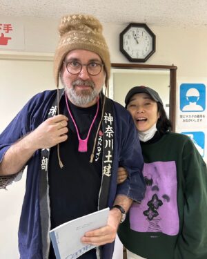 Mari Nishio Instagram - アンナカレーニナ本日初日です。
今日で、ロシアとウクライナの戦争が始まって一年。

戦争をしている国が生んだ偉大な作家、トルストイの作品を、イギリス人の演出家によって、日本人の俳優で、日本で上演する初日です。

演劇ではこんなに素敵な事が起こっているのに。一刻も早く戦争終われ‼️

そんな気持ちも抱きながら、ロシアの大作の幕が開きます❣️

スタッフ、ミュージシャン、キャスト一丸となって飛びます‼️

#アンナカレーニナ
#文化村シアターコクーン
#トルストイ
@phillipbreen_director 
@riemiyazawa0406_official