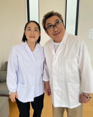Mari Nishio Instagram - 皆さま！

捜査一課長如何でしたか？ご視聴ありがとうございました😊コロッケさんからご指導受けて記念写真撮ることが出来ました！撮影中も、コロッケさんのお話しが楽しくて楽しくてずーーーっとお喋りしてしまいました。モノマネへの熱い思いなどなど学びの多い時間でした。コロッケさんありがとうございました！
#捜査一課長
#コロッケさん
#揚田温子さん