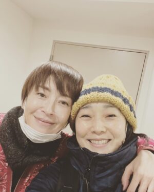 Mari Nishio Instagram - アンナカレーニナ。ガシガシお稽古しております‼️もぉ、全員野球ならぬ、全員芝居‼️そもそも、芝居ってそーなんですけど、中々こーゆーわけに行かない事もあったりして、、、。しかしね、アンナカレーニナは、全員芝居のもぉ、本当に本当に最高峰かもしれない。ヘトヘトになる稽古だけど同じくらいの楽しいんです。そりゃヘトヘトになりますよ、あーた、トルストイの作品でっせ‼️知ったようなこと書いてますけど、初めましてトルストイさんの私です😅
今はパズルのピースを作ってるところで、このピースを🧩はめていく作業がこれからなんだけども、だから、皆んなまだ、不安だし、探ってるし、モヤモヤもしてるし。それでも皆んな、前に前に進んでいます‼️
それも、ガシガシね‼️そしてね、一緒に写ってる方、実はね、10代の頃からお仕事一緒にしてるんですよぉ〜。接点ないと思ってるでしょう！ふふふふふ。その頃から全く変わらないポジティブさと明るさ❣️その底力が全てを支えています。エネルギー満タンのお稽古場で日々ご縁あるスタッフ、キャストで作品作りの素晴らしさを体験しておまります❣️健康第一、無事故でますます頑張りまーす💪💪💪💪💪💪💪💪
@riemiyazawa0406_official 
#宮沢りえさん
#アンナカレーニナ
#シアターコクーン
#フィリップ
#やるぞやるぞやるぞー