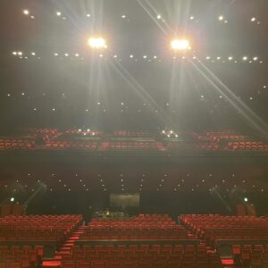 Mari Nishio Instagram - 「シラの恋文」福岡公演千穐楽無事に迎える事ができました。ご来場くださったすべてのお客様に感謝いたします。年明けは東京です！旅はここからですよぉ〜‼️
@siscompany_stage 
#北村想
#シラの恋文
#キャナルシティ