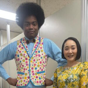 Mari Nishio Instagram - @soejimajun 淳くんとパチリ。前から気になってて、いつも着ているお洋服について質問しちゃいました。オーダーは勿論、生地選びからなさってます。とってもお似合いだなぁー。今日も、楽しい時間をありがとうございました😊
@soejimajun 
@nhk_asaichi 
#私が小さいの？
#淳くんが大きいの？