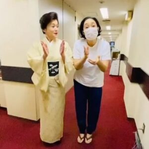Mari Nishio Instagram - 本日は、ゲネプロでした。トイレに行こうとしたら、マスコミの皆さんの囲み取材へ向かうしのぶさんにばったり❤️誰に何を言われてもいないのに二人ではしゃぎ出してしまいました。本当に始まってしまうと会えないんですよ🥲それに、楽屋にも入れないのでとほほんなんです。明日、初日です‼️素晴らしいカンパニーで最後まで走り抜きます‼️おけいちゃんから目が離せませんよ‼️
@shinobu717_official 
#大竹しのぶさん
#森本薫
#女の一生
#新橋演舞場