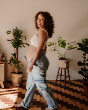 Mari Oliveira Instagram - estou pra inventar palavras que deem conta do que tem sido pra mim a experiência de gestar. o que tenho até agora é que tudo isso me reorganiza diariamente pra me tornar alguém mais humilde, responsável e paciente enquanto empresto meu corpo - que até então era só meu e eu gostava - pra ser casa de outro alguém. enquanto cedo meu tempo, minhas escolhas e passo a comer mais frutas, beber menos café e encontro uma força sobre-humana que me diz pra deixar tudo preparado e faço as pazes com a outra que me pede pra esticar a coluna porque preparado nada nunca está. 

diariamente também aprendo que sozinha até posso, mas não tem por quê, então me deixo receber vários carinhos como dessas duas pessoas que somaram pra registrar esse momento. o olhar e registro são da @clickcarolina que eu já admirava de longe e as novas plantinhas colorindo e testemunhando tudo isso são da @ipe.garden que rascunharam tudo com intenção pra ficar como vocês estão vendo. 🪴🥭
