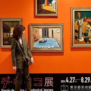 Mari Yamazaki Instagram - 東京都美術館で開催中の『デ・キリコ展』
イタリアでもなかなかこの規模の展覧会はありません。高校時代から惹かれ続けてきた画家ですが、唯一無二の世界観に改めて圧倒されて再び来館。
シュールレアリストたち（仲は悪くとも）に多大な影響を及ぼした形而上絵画の先駆者とされる画家の生前のインタビューを見ると「形而上形而上ってやかましいな。この世のものはなんだってメタフィジカルだろ！」と太々しく答えるその姿勢が素晴らしい。あれだけの大家にはなれなくても、同列のクソババアになって余生を過ごしたい。
人に媚びず独自の時間サイクルの中を，縦横無尽に生きた偏屈画家デ・キリコはやはり素晴らしい。
8月29日まで