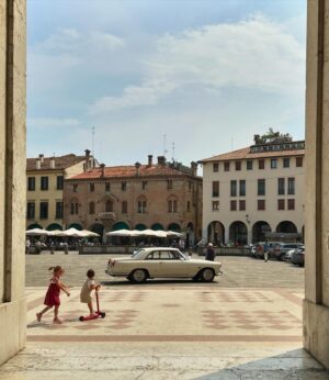 Mari Yamazaki Instagram - Lancia Flaminia e due bambine in piazza 
Vista dalla porta di carredrale a Padova
