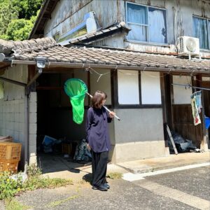 Mari Yamazaki Instagram - 虫取りに出かけるわたくし
佐賀県伊万里の炭山棚田にて