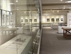 Mari Yamazaki Instagram - 愛知県高浜市やきものの里かわら美術館・図書館にて開催中の『ヤマザキマリの世界』展では、5月10日に発売となる図録『ヤマザキマリの世界 1967-2024』が先行販売されております。
ぜひこの機会ににどうぞ！

＜目次＞
私の作物／ヤマザキマリ
I 画家の世界　油彩
　Column　現代に生きる北方ルネサンス―肖像画家としてのヤマザキマリ／池上英洋
II 画家の世界　イラストレーション
III 画家・漫画家になるまで
IV 漫画家の世界
　Column　ヤマザキマリとは何者ぞ？／萩尾望都
　Column　ヤマザキマリと古代のローマ／青柳正規
もっと知りたいヤマザキマリ
　インタビュー　画家ヤマザキマリができるまで
　スペシャル対談　山下達郎×ヤマザキマリ
　ヤマザキマリ年表
　著作リスト（バイオグラフィー）
　掲載作品リスト
　初個展「ヤマザキマリの世界」展

著／ヤマザキマリ

【展覧会情報】
「ヤマザキマリの世界」
会場：高浜市やきものの里かわら美術館・図書館
会期：2024年4月13日(土)~2024年6月30日(日)
会場：南砺市立福光美術館
会期：2024年9月14日(土)~2024年10月28日(月)
他巡回予定
※本書は本展の公式図録兼書籍です。
