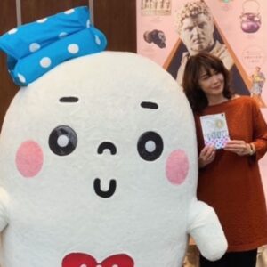 Mari Yamazaki Instagram - お風呂で繋がる古代ローマと日本 「テルマエ展」本日より開催。 
パナソニック汐留美術館 
開催期間2024年4月6日[土]～6月9日[日] 
https://thermae-ten.exhibit.jp 

昨日の記者会見にて：カラカラ帝と湯っぽくんとヤマザキ
（会場では新刊「続テルマエ・ロマエ」も販売しております）
