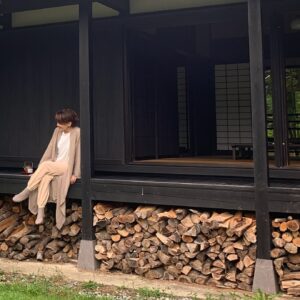 Mari Yamazaki Instagram - 珠洲の湯宿「さか本」のご家族全員無事と知り安堵。
鉱泉は薪で炊き、井戸水利用。
文明の力に頼らない宿の利点が発揮される。