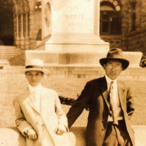 Mari Yamazaki Instagram - 横浜正金銀行に勤めていた祖父（左）は海外支店設立のため1915年から1929年までロスアンゼルスとサンフランシスコに滞在していました。その頃の写真。隣の方とくらべて生成りのスーツが全く勤め人ぽくない