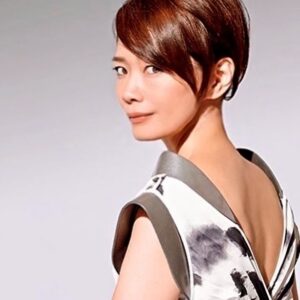 Mari Yamazaki Instagram - 追悼
2012年 Vogue Woman Of The Yearの篠山紀信さんによる撮影。「はい、そこでターンして目ヂカラ！」と何度もリクエストされ、どうしていいか分からず困惑する私に「あ、そっか。あんた漫画家だったね」と笑っていらした。
篠山さんにはその後も何度か撮影して頂く機会がありました。
ご冥福をお祈りいたします。