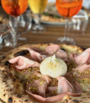 Mari Yamazaki Instagram - Pizza con mortadella burrata e pistacchi