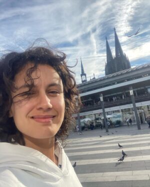 Maria Beraldo Instagram - chegamos, Köln! e amanhã tem show. depois seguimos com uma bateriazinha de um por dia, até parece banda pop, como bem disse minha parça @vixemariah .

o flyer da turnê toda ta no fim do carrossel. avisa seus migues daqui, ou se vc ta por aqui, COLÁ!

_____

halloo Köln! @quartabe arrived and we’re waiting for you tomorrow! 

🌊💙🐟