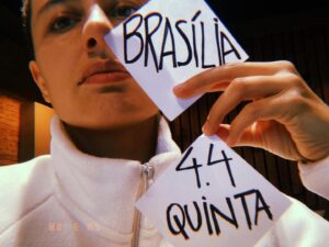 Maria Beraldo Instagram - muito feliz em ir tocar na terra de 8 dos meus irmãos na quinta que vem! 

Brasília, vem todo mundo, chama todo mundo ❤️
vai ser no @sesi.lab às 22h

vou com os incríveis 
@plim.official - bateria
@fabiosssaaa - baixo e synths

vamos tocar músicas do meu primeiro álbum e do segundo, q está chegando esse ano.

garante seu ingresso no link da bio ou storys.

nos vemos lá ✨