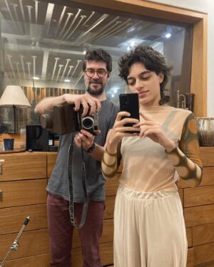 Maria Beraldo Instagram - ta no ar o disco da @loretacolucci que eu produzi e arranjei! convido todo mundo a ouvir porque ta lindão!

to muito feliz com esse trabalho e com o encontro com a Loreta - cantora, compositora e pessoa maravilhosa! - que começa muito bem na nossa vontade de que o disco fosse conduzido por um naipe, e não por uma banda. 

partindo disso, foi muito legal pra mim construir todo o caminho do disco me aventurando na escrita pra cordas, que eu tinha começado a frequentar por causa das trilhas pra cinema que ando fazendo, e pensar esses instrumentos dentro do meu universo musical e do meu encontro com a Loreta e sua música. 

foi um luxo termos gravado tudo no estúdio do meu parça @tobrandileone que tira o som mais lindo de tudo que aparece na frente dele. Tó, meu coração inteiro de agradecimentos a vc que é a definição de companheirismo - pra além da competência absurda. 

outro luxo termos gravado com esse naipe que ja mora no meu coração, e a quem agradeço muito!:

@wan_dourado - violino1 
@leticia.c.andrade - violino 2
@jennicardoso.viola - viola
@bythiagofaria - cello
@vanille.musica - violino 2
Fabio Silva - violino 2

muito obrigada a todos os músicos incríveis que também gravaram com a gente, e a toda equipe do disco ❤️

@alfredo___castro - percu
@lucafraza - violão
@manu.lopesoficial - cavaco
@luan_frenk - violão

mixagem - @mosca_ricardo e @hjvilhenap 
master - @redtraxxmastering e @lucas.meneguette 
produção executiva - @marjorie_prod 
direção artística - @victorbaccili 
preparação das parts e colaboração no arranjo de “Amando Longe” - @lucas.z.uriarte 
arranjo e co-produção de “Gole Seco” - @jbarisbe 

um beijão nas nossas participações especialíssimas! 

@jadsaaa e @canta.anna 

Lórets, muito obrigada pelos ouvidos e coração sempre abertos! parabéns, seu disco ta lindo! você arrasou, canta muito! voa! ❤️❤️❤️

OUVAM (: