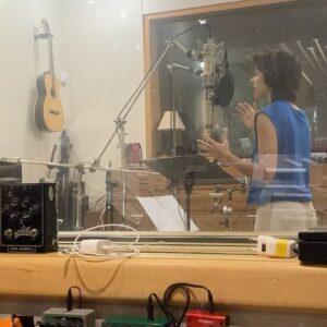 Maria Beraldo Instagram - ta no ar o disco da @loretacolucci que eu produzi e arranjei! convido todo mundo a ouvir porque ta lindão!

to muito feliz com esse trabalho e com o encontro com a Loreta - cantora, compositora e pessoa maravilhosa! - que começa muito bem na nossa vontade de que o disco fosse conduzido por um naipe, e não por uma banda. 

partindo disso, foi muito legal pra mim construir todo o caminho do disco me aventurando na escrita pra cordas, que eu tinha começado a frequentar por causa das trilhas pra cinema que ando fazendo, e pensar esses instrumentos dentro do meu universo musical e do meu encontro com a Loreta e sua música. 

foi um luxo termos gravado tudo no estúdio do meu parça @tobrandileone que tira o som mais lindo de tudo que aparece na frente dele. Tó, meu coração inteiro de agradecimentos a vc que é a definição de companheirismo - pra além da competência absurda. 

outro luxo termos gravado com esse naipe que ja mora no meu coração, e a quem agradeço muito!:

@wan_dourado - violino1 
@leticia.c.andrade - violino 2
@jennicardoso.viola - viola
@bythiagofaria - cello
@vanille.musica - violino 2
Fabio Silva - violino 2

muito obrigada a todos os músicos incríveis que também gravaram com a gente, e a toda equipe do disco ❤️

@alfredo___castro - percu
@lucafraza - violão
@manu.lopesoficial - cavaco
@luan_frenk - violão

mixagem - @mosca_ricardo e @hjvilhenap 
master - @redtraxxmastering e @lucas.meneguette 
produção executiva - @marjorie_prod 
direção artística - @victorbaccili 
preparação das parts e colaboração no arranjo de “Amando Longe” - @lucas.z.uriarte 
arranjo e co-produção de “Gole Seco” - @jbarisbe 

um beijão nas nossas participações especialíssimas! 

@jadsaaa e @canta.anna 

Lórets, muito obrigada pelos ouvidos e coração sempre abertos! parabéns, seu disco ta lindo! você arrasou, canta muito! voa! ❤️❤️❤️

OUVAM (: