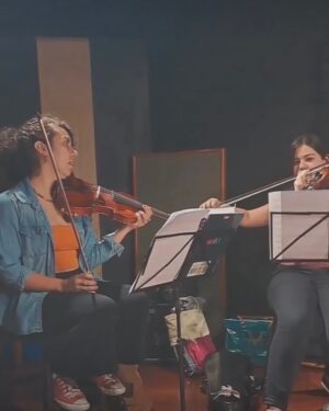 Maria Beraldo Instagram - ta no ar o disco da @loretacolucci que eu produzi e arranjei! convido todo mundo a ouvir porque ta lindão!

to muito feliz com esse trabalho e com o encontro com a Loreta - cantora, compositora e pessoa maravilhosa! - que começa muito bem na nossa vontade de que o disco fosse conduzido por um naipe, e não por uma banda. 

partindo disso, foi muito legal pra mim construir todo o caminho do disco me aventurando na escrita pra cordas, que eu tinha começado a frequentar por causa das trilhas pra cinema que ando fazendo, e pensar esses instrumentos dentro do meu universo musical e do meu encontro com a Loreta e sua música. 

foi um luxo termos gravado tudo no estúdio do meu parça @tobrandileone que tira o som mais lindo de tudo que aparece na frente dele. Tó, meu coração inteiro de agradecimentos a vc que é a definição de companheirismo - pra além da competência absurda. 

outro luxo termos gravado com esse naipe que ja mora no meu coração, e a quem agradeço muito!:

@wan_dourado - violino1 
@leticia.c.andrade - violino 2
@jennicardoso.viola - viola
@bythiagofaria - cello
@vanille.musica - violino 2
Fabio Silva - violino 2

muito obrigada a todos os músicos incríveis que também gravaram com a gente, e a toda equipe do disco ❤️

@alfredo___castro - percu
@lucafraza - violão
@manu.lopesoficial - cavaco
@luan_frenk - violão

mixagem - @mosca_ricardo e @hjvilhenap 
master - @redtraxxmastering e @lucas.meneguette 
produção executiva - @marjorie_prod 
direção artística - @victorbaccili 
preparação das parts e colaboração no arranjo de “Amando Longe” - @lucas.z.uriarte 
arranjo e co-produção de “Gole Seco” - @jbarisbe 

um beijão nas nossas participações especialíssimas! 

@jadsaaa e @canta.anna 

Lórets, muito obrigada pelos ouvidos e coração sempre abertos! parabéns, seu disco ta lindo! você arrasou, canta muito! voa! ❤️❤️❤️

OUVAM (: