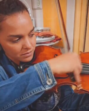 Maria Beraldo Instagram - ta no ar o disco da @loretacolucci que eu produzi e arranjei! convido todo mundo a ouvir porque ta lindão!

to muito feliz com esse trabalho e com o encontro com a Loreta - cantora, compositora e pessoa maravilhosa! - que começa muito bem na nossa vontade de que o disco fosse conduzido por um naipe, e não por uma banda. 

partindo disso, foi muito legal pra mim construir todo o caminho do disco me aventurando na escrita pra cordas, que eu tinha começado a frequentar por causa das trilhas pra cinema que ando fazendo, e pensar esses instrumentos dentro do meu universo musical e do meu encontro com a Loreta e sua música. 

foi um luxo termos gravado tudo no estúdio do meu parça @tobrandileone que tira o som mais lindo de tudo que aparece na frente dele. Tó, meu coração inteiro de agradecimentos a vc que é a definição de companheirismo - pra além da competência absurda. 

outro luxo termos gravado com esse naipe que ja mora no meu coração, e a quem agradeço muito!:

@wan_dourado - violino1 
@leticia.c.andrade - violino 2
@jennicardoso.viola - viola
@bythiagofaria - cello
@vanille.musica - violino 2
Fabio Silva - violino 2

muito obrigada a todos os músicos incríveis que também gravaram com a gente, e a toda equipe do disco ❤️

@alfredo___castro - percu
@lucafraza - violão
@manu.lopesoficial - cavaco
@luan_frenk - violão

mixagem - @mosca_ricardo e @hjvilhenap 
master - @redtraxxmastering e @lucas.meneguette 
produção executiva - @marjorie_prod 
direção artística - @victorbaccili 
preparação das parts e colaboração no arranjo de “Amando Longe” - @lucas.z.uriarte 
arranjo e co-produção de “Gole Seco” - @jbarisbe 

um beijão nas nossas participações especialíssimas! 

@jadsaaa e @canta.anna 

Lórets, muito obrigada pelos ouvidos e coração sempre abertos! parabéns, seu disco ta lindo! você arrasou, canta muito! voa! ❤️❤️❤️

OUVAM (: