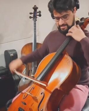 Maria Beraldo Instagram - ta no ar o disco da @loretacolucci que eu produzi e arranjei! convido todo mundo a ouvir porque ta lindão!

to muito feliz com esse trabalho e com o encontro com a Loreta - cantora, compositora e pessoa maravilhosa! - que começa muito bem na nossa vontade de que o disco fosse conduzido por um naipe, e não por uma banda. 

partindo disso, foi muito legal pra mim construir todo o caminho do disco me aventurando na escrita pra cordas, que eu tinha começado a frequentar por causa das trilhas pra cinema que ando fazendo, e pensar esses instrumentos dentro do meu universo musical e do meu encontro com a Loreta e sua música. 

foi um luxo termos gravado tudo no estúdio do meu parça @tobrandileone que tira o som mais lindo de tudo que aparece na frente dele. Tó, meu coração inteiro de agradecimentos a vc que é a definição de companheirismo - pra além da competência absurda. 

outro luxo termos gravado com esse naipe que ja mora no meu coração, e a quem agradeço muito!:

@wan_dourado - violino1 
@leticia.c.andrade - violino 2
@jennicardoso.viola - viola
@bythiagofaria - cello
@vanille.musica - violino 2
Fabio Silva - violino 2

muito obrigada a todos os músicos incríveis que também gravaram com a gente, e a toda equipe do disco ❤️

@alfredo___castro - percu
@lucafraza - violão
@manu.lopesoficial - cavaco
@luan_frenk - violão

mixagem - @mosca_ricardo e @hjvilhenap 
master - @redtraxxmastering e @lucas.meneguette 
produção executiva - @marjorie_prod 
direção artística - @victorbaccili 
preparação das parts e colaboração no arranjo de “Amando Longe” - @lucas.z.uriarte 
arranjo e co-produção de “Gole Seco” - @jbarisbe 

um beijão nas nossas participações especialíssimas! 

@jadsaaa e @canta.anna 

Lórets, muito obrigada pelos ouvidos e coração sempre abertos! parabéns, seu disco ta lindo! você arrasou, canta muito! voa! ❤️❤️❤️

OUVAM (: