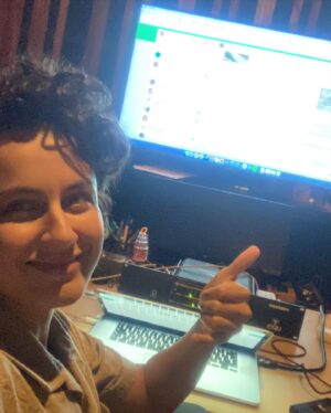 Maria Beraldo Instagram - ta no ar o disco da @loretacolucci que eu produzi e arranjei! convido todo mundo a ouvir porque ta lindão!

to muito feliz com esse trabalho e com o encontro com a Loreta - cantora, compositora e pessoa maravilhosa! - que começa muito bem na nossa vontade de que o disco fosse conduzido por um naipe, e não por uma banda. 

partindo disso, foi muito legal pra mim construir todo o caminho do disco me aventurando na escrita pra cordas, que eu tinha começado a frequentar por causa das trilhas pra cinema que ando fazendo, e pensar esses instrumentos dentro do meu universo musical e do meu encontro com a Loreta e sua música. 

foi um luxo termos gravado tudo no estúdio do meu parça @tobrandileone que tira o som mais lindo de tudo que aparece na frente dele. Tó, meu coração inteiro de agradecimentos a vc que é a definição de companheirismo - pra além da competência absurda. 

outro luxo termos gravado com esse naipe que ja mora no meu coração, e a quem agradeço muito!:

@wan_dourado - violino1 
@leticia.c.andrade - violino 2
@jennicardoso.viola - viola
@bythiagofaria - cello
@vanille.musica - violino 2
Fabio Silva - violino 2

muito obrigada a todos os músicos incríveis que também gravaram com a gente, e a toda equipe do disco ❤️

@alfredo___castro - percu
@lucafraza - violão
@manu.lopesoficial - cavaco
@luan_frenk - violão

mixagem - @mosca_ricardo e @hjvilhenap 
master - @redtraxxmastering e @lucas.meneguette 
produção executiva - @marjorie_prod 
direção artística - @victorbaccili 
preparação das parts e colaboração no arranjo de “Amando Longe” - @lucas.z.uriarte 
arranjo e co-produção de “Gole Seco” - @jbarisbe 

um beijão nas nossas participações especialíssimas! 

@jadsaaa e @canta.anna 

Lórets, muito obrigada pelos ouvidos e coração sempre abertos! parabéns, seu disco ta lindo! você arrasou, canta muito! voa! ❤️❤️❤️

OUVAM (:
