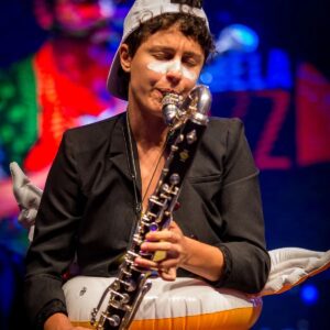 Maria Beraldo Instagram - por causa da comemoração de 10 ANOS da bandínea estamos revirando o baú das recordações e AFFFFMARIA, vivemos muita coisa juntes! quantas memórias, quantos momentos, quantas alegrias e perrengues que só quem tem um coletivo artístico conhece de verdade! a dor e a delícia de viver de arte no nosso brasilzão que a gente tanto ama.

já já síngou, álbum novo e show de lançamento, logo logo contamos as data tudo!

foto 01. negativo de um desenho do nosso gibi sobre o processo criativo da lição #2, feito por Deborah Salles
foto 02. show com participação de @naozzetti no Sesc paulista [foto de @carol.vidal08 ]
foto 03 e 06. festival ilha bela in jazz [foto de jean viduolis]
foto 04 e 05. momentos antes de subirmos pro nosso primeiro show no Sesc Pompéia, no jazz na fábrica com participação de juçara Marçal, em 2015 [foto de @josedeholanda_ ]
foto 07. show na Funarte em Brasília/DF [foto ?? se alguém souber os créditos, plis], Mariá entrando no palco de muletas!!! 🤯
foto 08. foto de divulgação para o lançamento do Lição #1 [ @daryandornelles ]