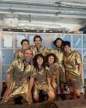 Maria Beraldo Instagram - hoje é o último dia de AUTORRETRATO! peça nova do @felipehirsch pra qual fiz a direção musical.

chamei essa banda dos sonhos pra tocar na peça (na qual eu não toco) e quero agradecer muito a cada ume desses músicos e artistas incríveis por essa jornada e por compartilharem suas musicalidades que amo ❤️

@bezerralello - guitas
@wan_dourado - violino
@jadsaaa - guita e voz
@marinabastossss - flautas
@bielbasile - bateria
@montorfano - teclas
@fabiosssaaa - baixos

um beijo no @thalin__ @urubudalama @enow______ @rodrigomancusi @pedrofasanaro @iambiajesus e todo o elenco e equipe e um abração nessa direção q mora no meu coração @felipehirsch e @juuar ❤️ e no querido diretor artístico @wado_goncalves 

viva!