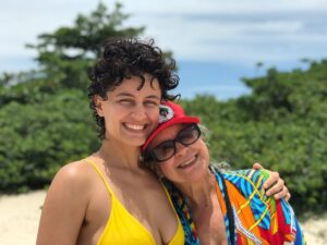 Maria Beraldo Instagram - silvinha e o mar
70 anos da pessoa mais importante da minha vida,
que por sorte é a melhor das referências que eu poderia ter.
feliz aniversário, mãe
minha admiração por - e agradecimento a - vc têm o tamanho desse mar que você tanto gosta. 
seu caminho é lindo
e é além de tudo uma grande alegria te ver vivendo!
te amo muito
muito obrigada por tudo q você me ensina desde sempre e cada dia mais. e pelos caminhos que você abriu e abre pra todas nós.
queria muito estar aí junto com você! mas estou aqui junto com você. 

um beijão!
feliz 70!
que coisa mais linda!